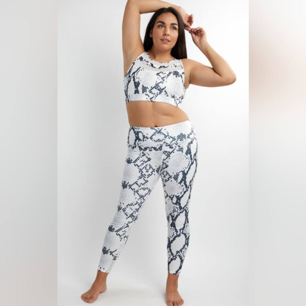 Savvi Sports Bra and Leggings Set Women's Size 2x Snake Skin Print